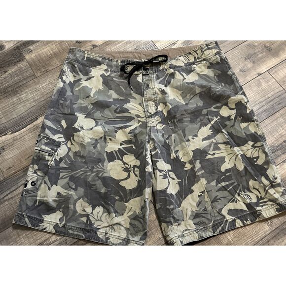 Crazy Shirts Hulaflage Camo Green Floral Board Shorts Size 40 - Picture 1 of 7
